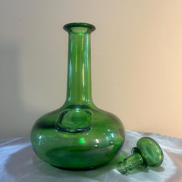 Lime Green Glass Decanter With Cork Stopper 25 oz LJ McGuinness & Co-60s Barware - Picture 2 of 4